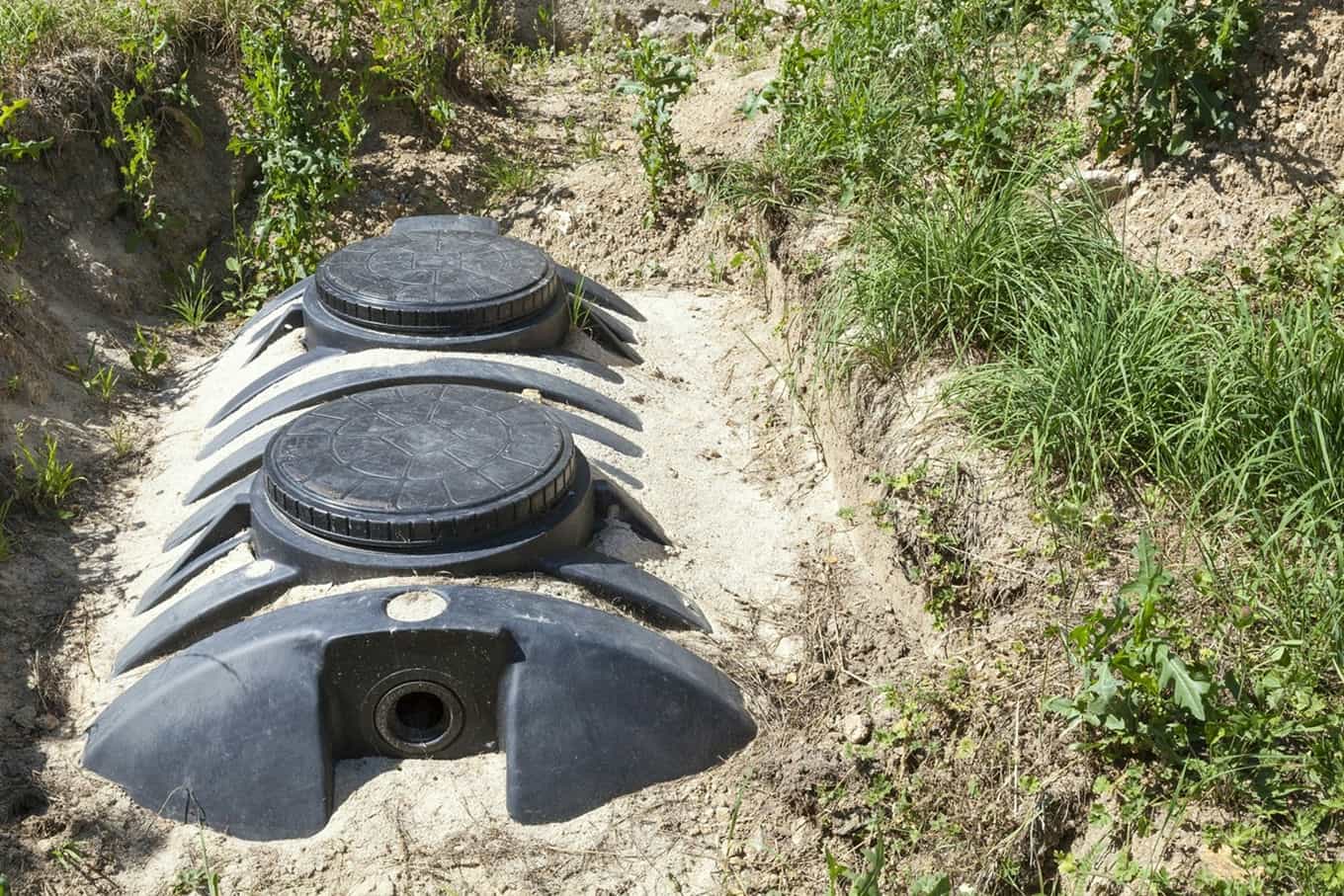 zakopany plastikowy zbiornik na szambo